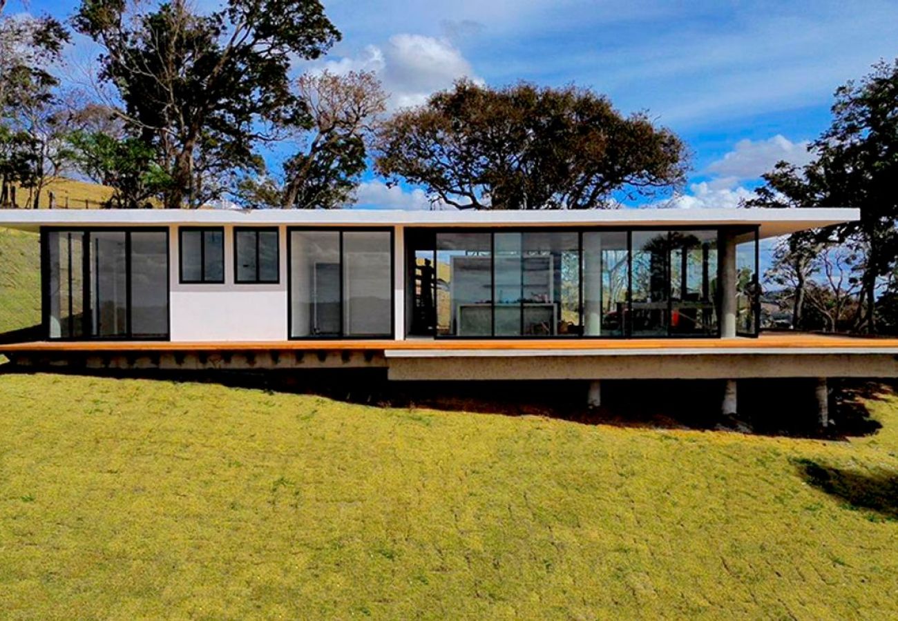 Casa em Bueno Brandão - Casa de Campo com Piscina e Vista em Vargem Grande