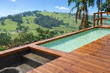 Casa em Bueno Brandão - Casa de Campo com Piscina e Vista em Vargem Grande