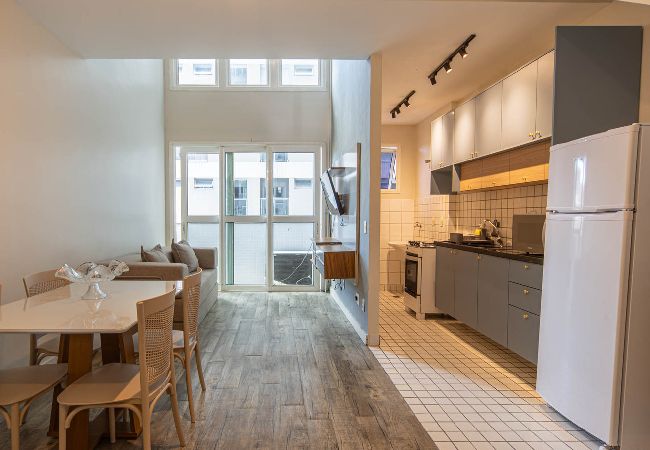 Apartamento em Santos - Loft p/ 4 no Gonzaga | Piscina, Academia e Garagem