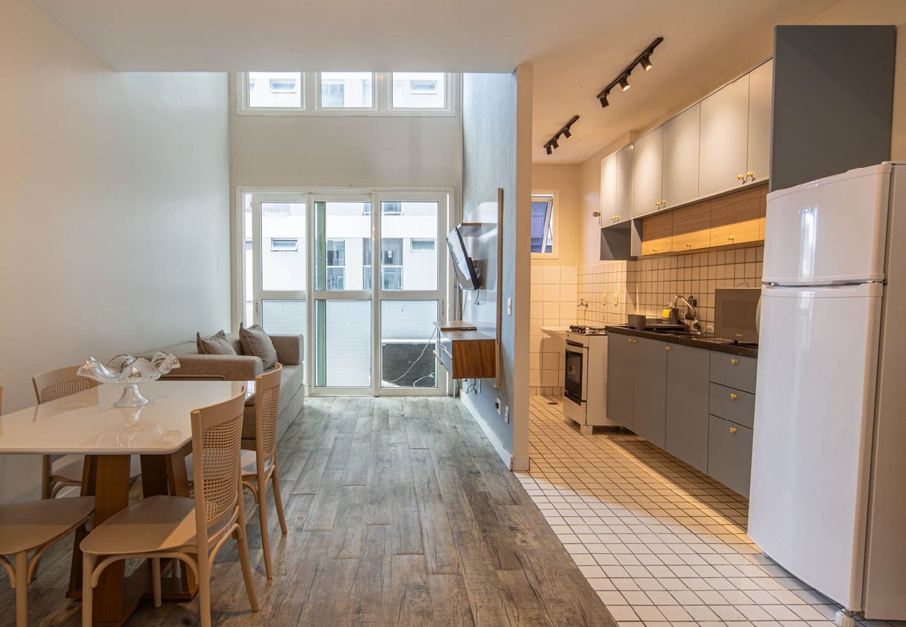 Apartamento em Santos - Loft p/ 4 no Gonzaga | Piscina, Academia e Garagem