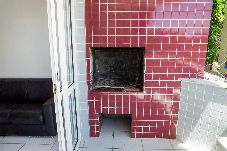 Apartamento em Ubatuba - Apto com Garagem e Churrasqueira a 450m da Praia