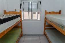 Apartamento em Ubatuba - Apto p/ 7 com varanda e vaga a 450m Praia Grande