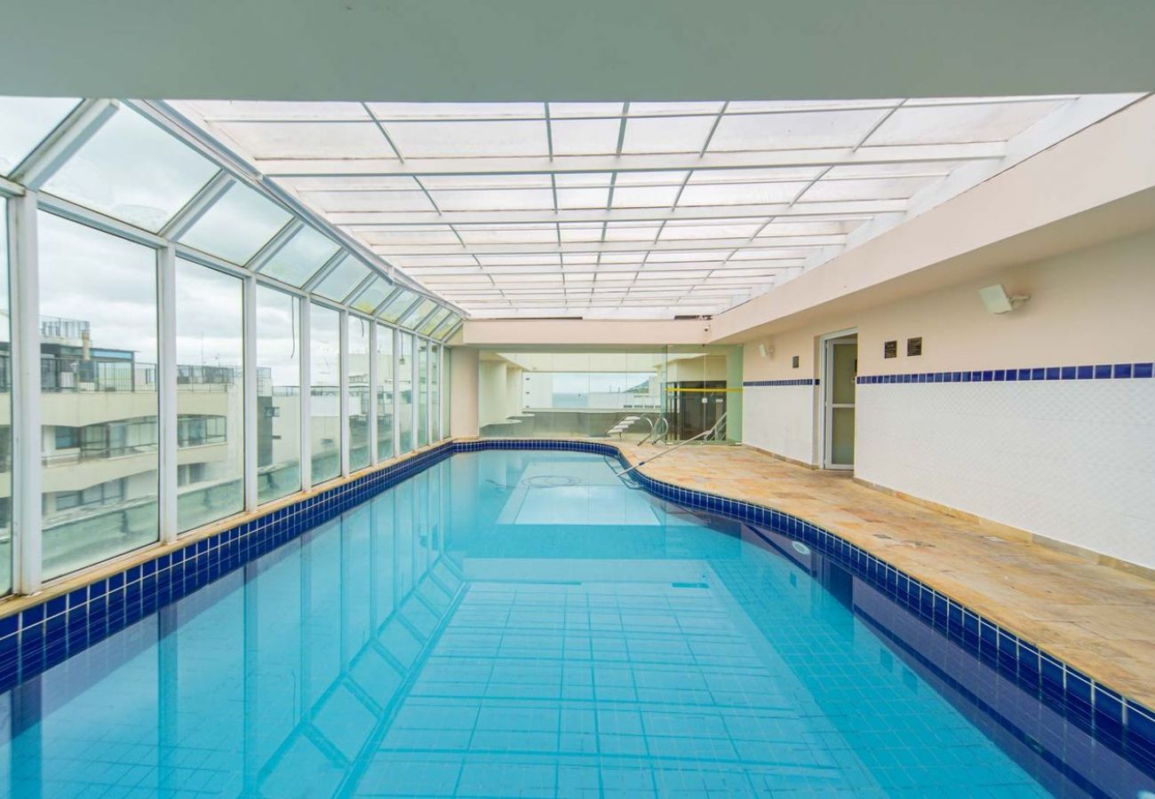 Apartamento em Guarujá - Apto c Piscina, Garagem e Academia a 180m da Praia