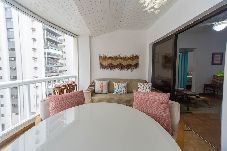 Apartamento em Guarujá - Apto c Piscina, Garagem e Academia a 180m da Praia