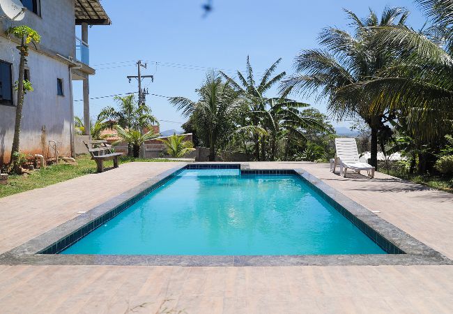 Casa em  - Casa com Piscina, Churrasqueira e Garagem 