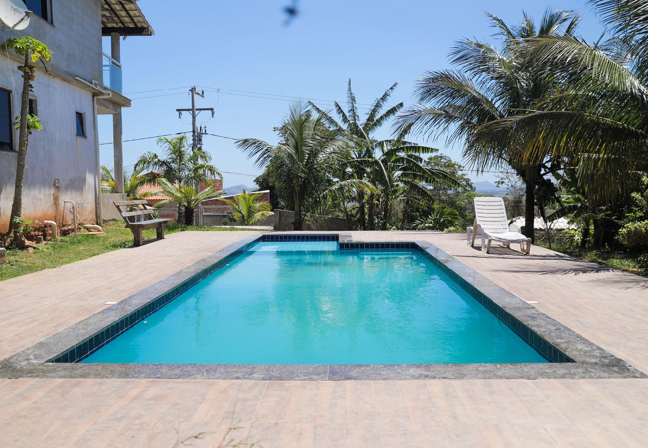 Casa em  - Casa com Piscina, Churrasqueira e Garagem 