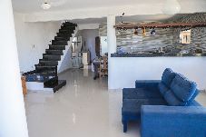 Casa em  - Casa com Piscina, Churrasqueira e Garagem 