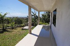 Casa em  - Casa com Piscina, Churrasqueira e Garagem 