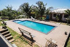 Casa em  - Casa com Piscina, Churrasqueira e Garagem 