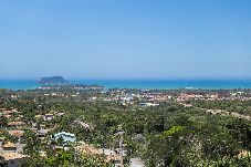 Casa em  - Casa com Piscina, Churrasqueira e Garagem 