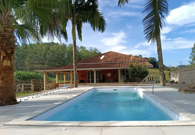 Casa em Lagoinha - Chácara com Piscina e Churrasqueira em Lagoinha
