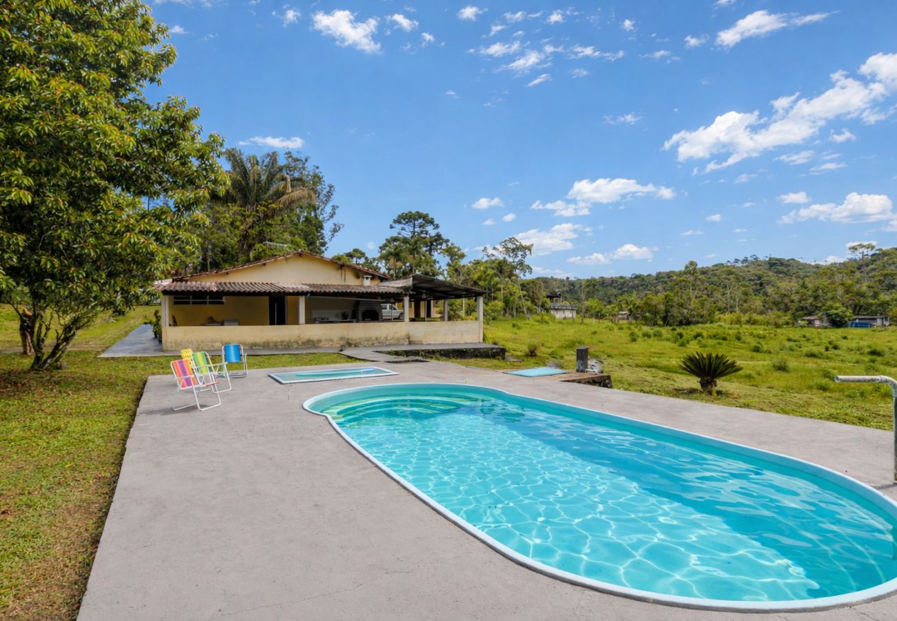 Casa em São Paulo - Casa com Piscina e Churrasqueira em Juquiazinho