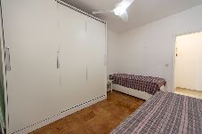 Apartamento em Guarujá - Apartamento p/ 6 c Ar Condicionado a 600m da Praia