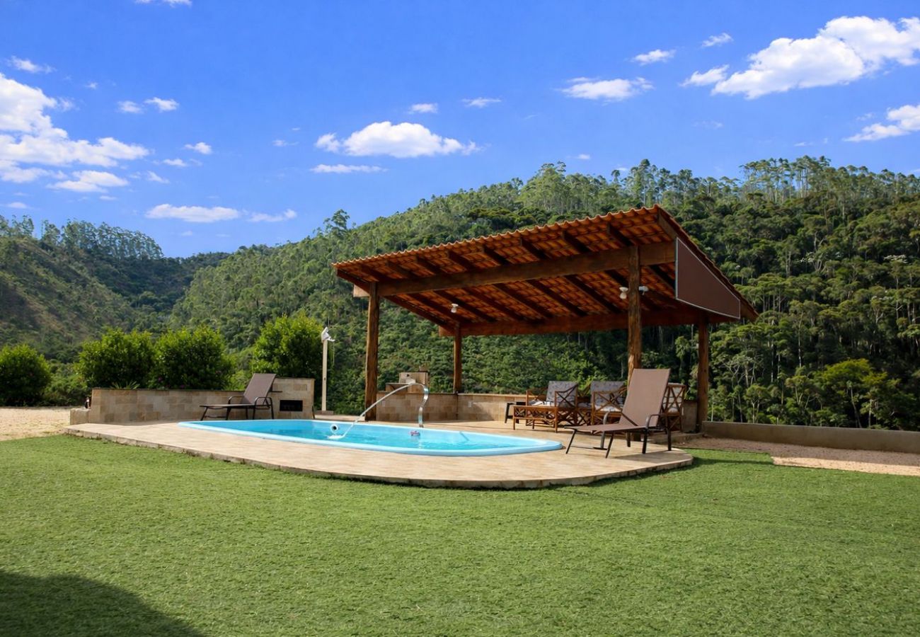 Casa em Domingos Martins - Casa de Campo com Vista, Piscina e Churrasqueira