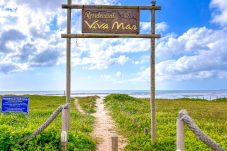 Casa em Cabo Frio - Casa com Piscina e Churrasqueira no Cond. Vivamar