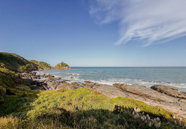 Apartamento em Penha - Apto Pet Friendly p/ 6 Com Piscina e Churrasqueira