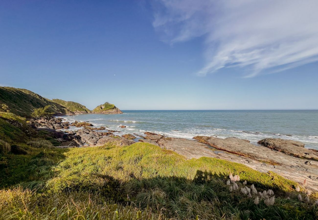 Apartamento em Penha - Apto Pet Friendly p/ 6 Com Piscina e Churrasqueira