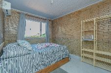 Apartamento em Penha - Apto Pet Friendly p/ 6 Com Piscina e Churrasqueira