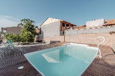 Apartamento em Penha - Apto Pet Friendly p/ 6 Com Piscina e Churrasqueira