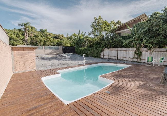 Apartamento em Penha - Apto Perto da Praia Com Piscina e Churrasqueira