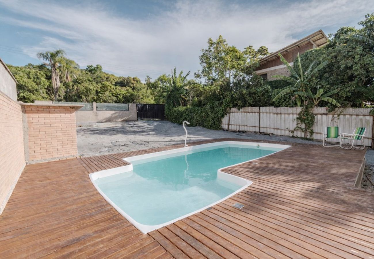 Apartamento em Penha - Apto Perto da Praia Com Piscina e Churrasqueira