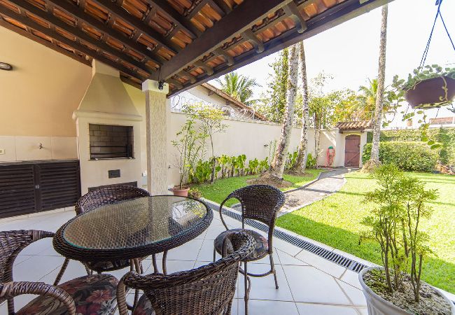 Casa em Guarujá - Casa c Churrasqueira perto da Praia de Pernambuco