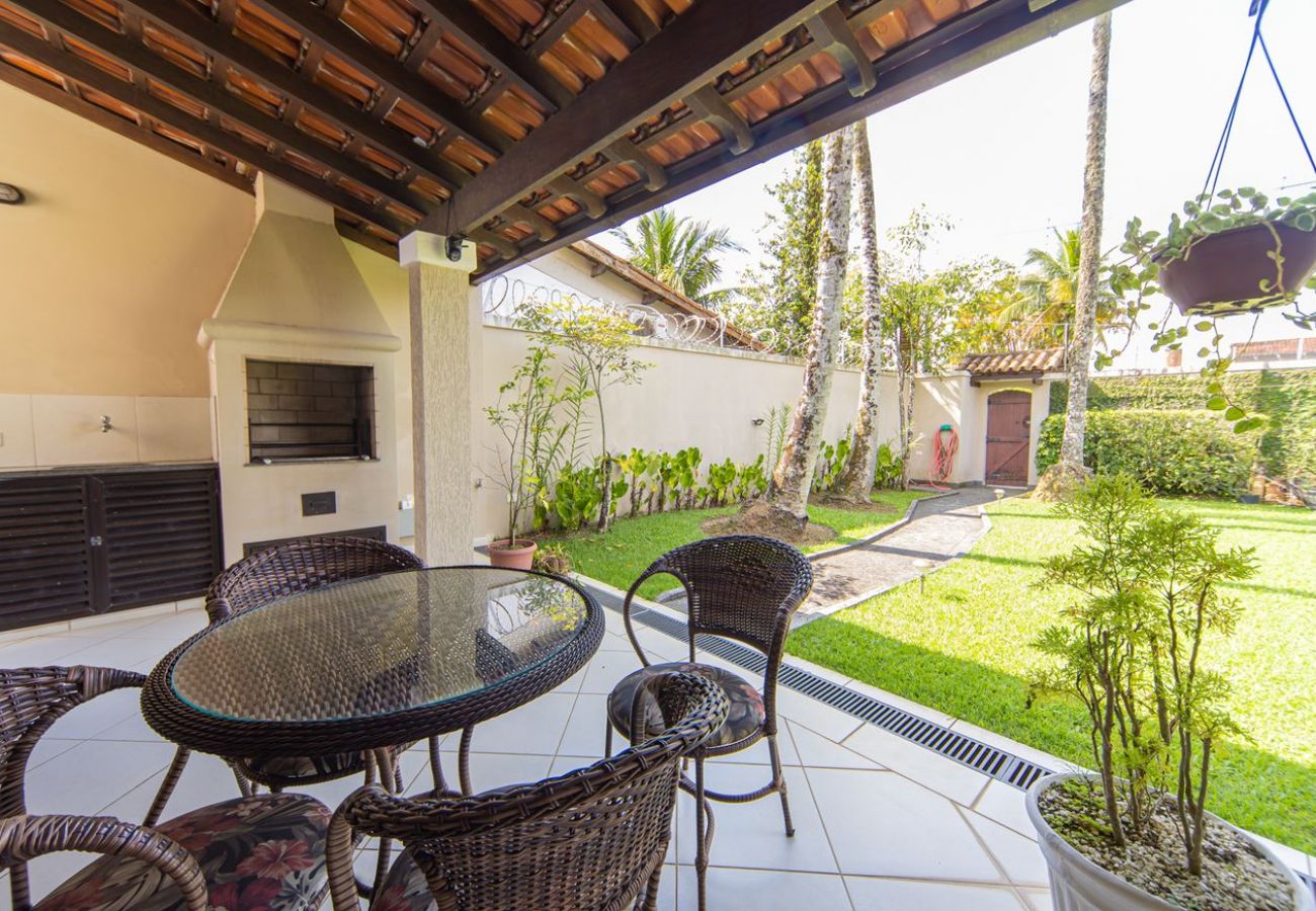 Casa em Guarujá - Casa c Churrasqueira perto da Praia de Pernambuco