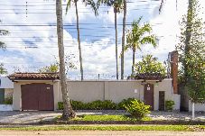 Casa em Guarujá - Casa c Churrasqueira perto da Praia de Pernambuco