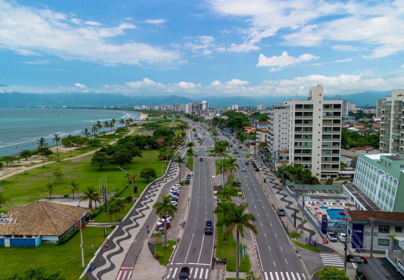 Apartamento em Caraguatatuba - Cobertura para 9 com Churrasqueira e Ar no Centro