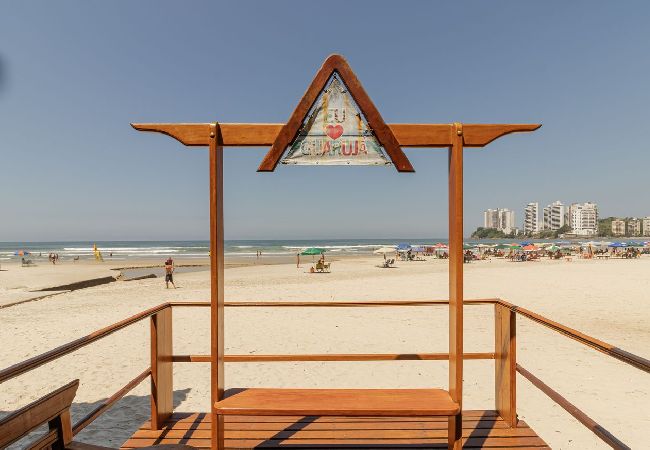 Apartamento em Guarujá - Apto p/ 6 pessoas a 400m da Praia das Pitangueiras