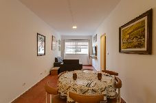 Apartamento em Guarujá - Apto p/ 6 pessoas a 400m da Praia das Pitangueiras