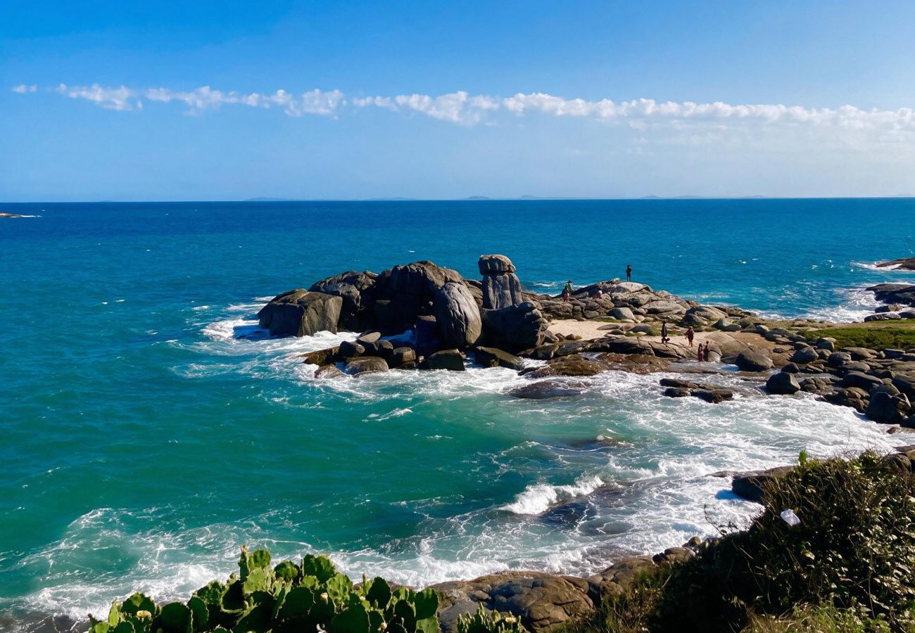 Apartamento em Rio das Ostras - Apto c Varanda e Churrasqueira 1km Praia do Trevo