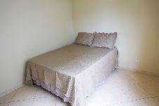 Apartamento em Rio das Ostras - Apto com Churrasqueira perto da Praia do Trevo