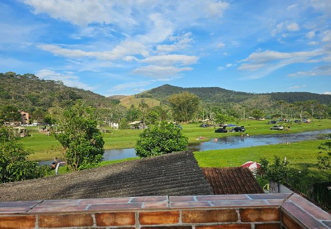 Casa em Pindamonhangaba - Casa de Campo c/ Vista, Churrasqueira e Playground