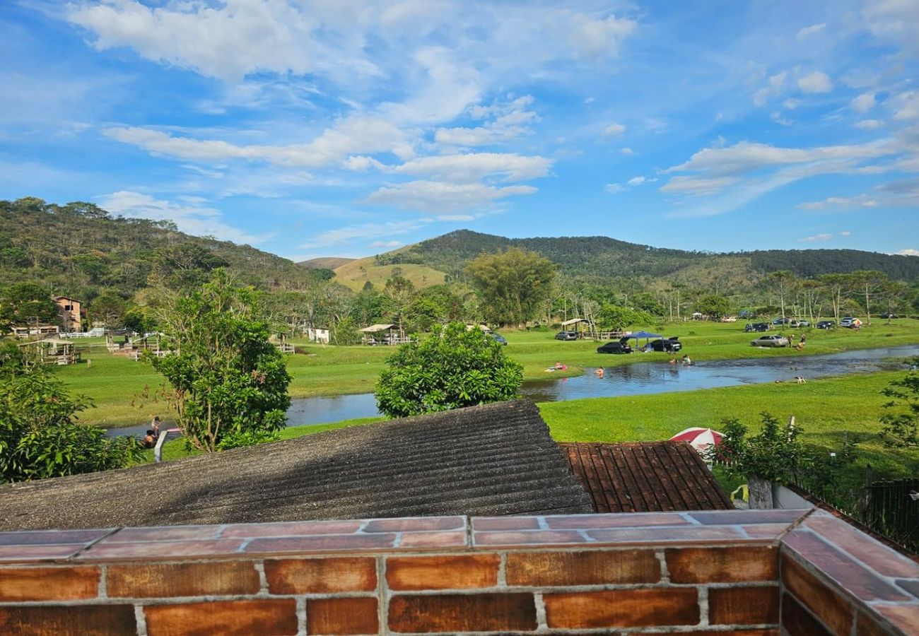 Casa em Pindamonhangaba - Casa de Campo c/ Vista, Churrasqueira e Playground