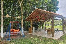 Casa em Pindamonhangaba - Casa de Campo c/ Vista, Churrasqueira e Playground