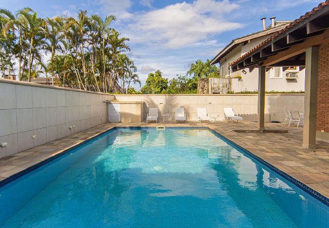 Casa em Guarujá - Casa com 3 Suítes, Piscina e Churrasqueira