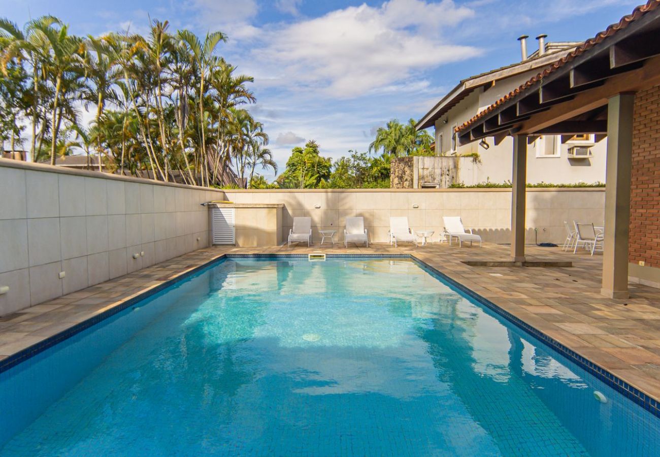Casa em Guarujá - Casa com 3 Suítes, Piscina e Churrasqueira