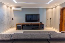 Casa em Guarujá - Casa com 3 Suítes, Piscina e Churrasqueira