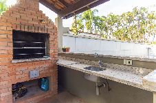 Casa em Guarujá - Casa com 3 Suítes, Piscina e Churrasqueira