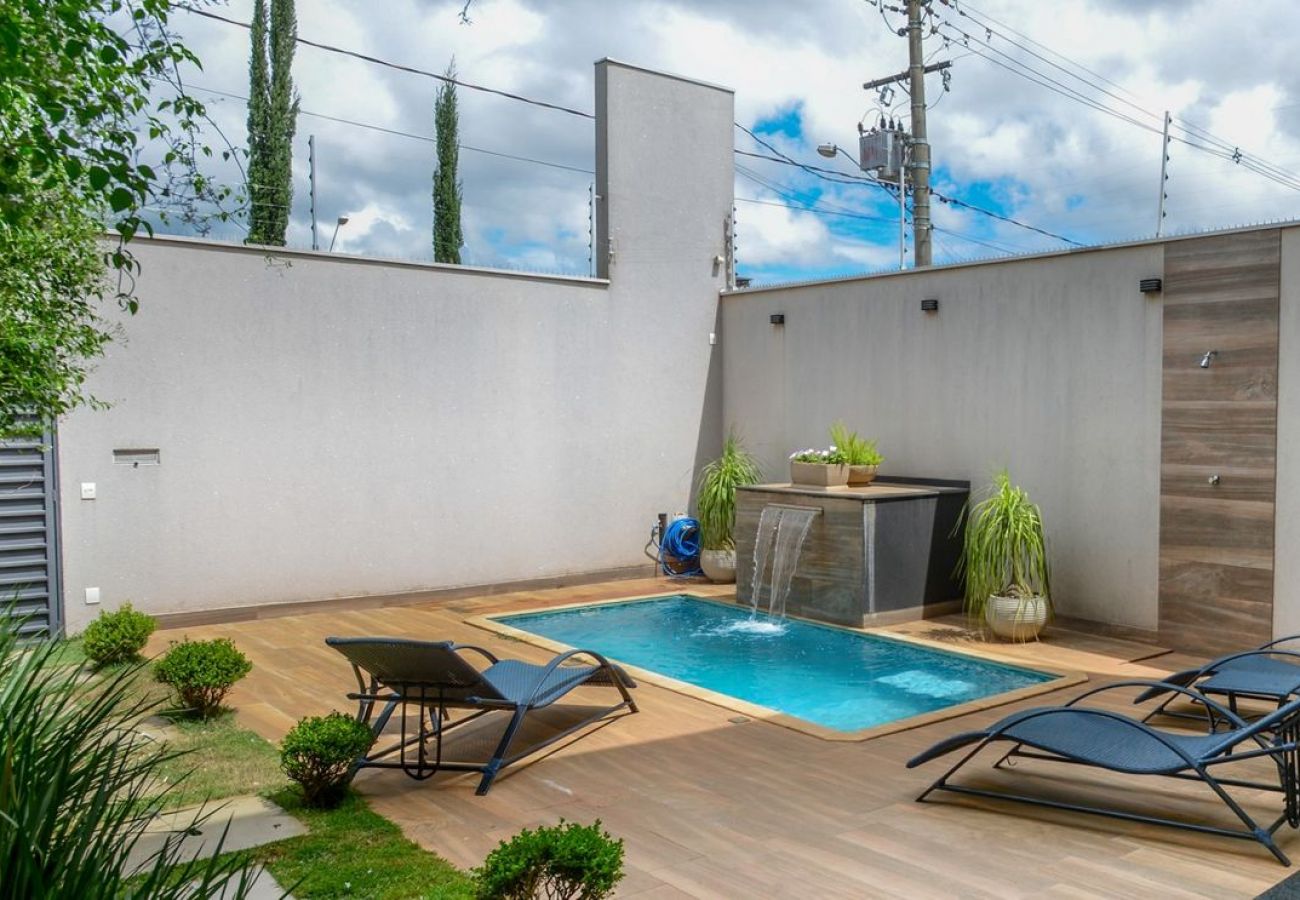 Casa em Franca - Casa com Piscina Aquecida, Churrasqueira e Hidro