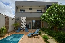 Casa em Franca - Casa com Piscina Aquecida, Churrasqueira e Hidro