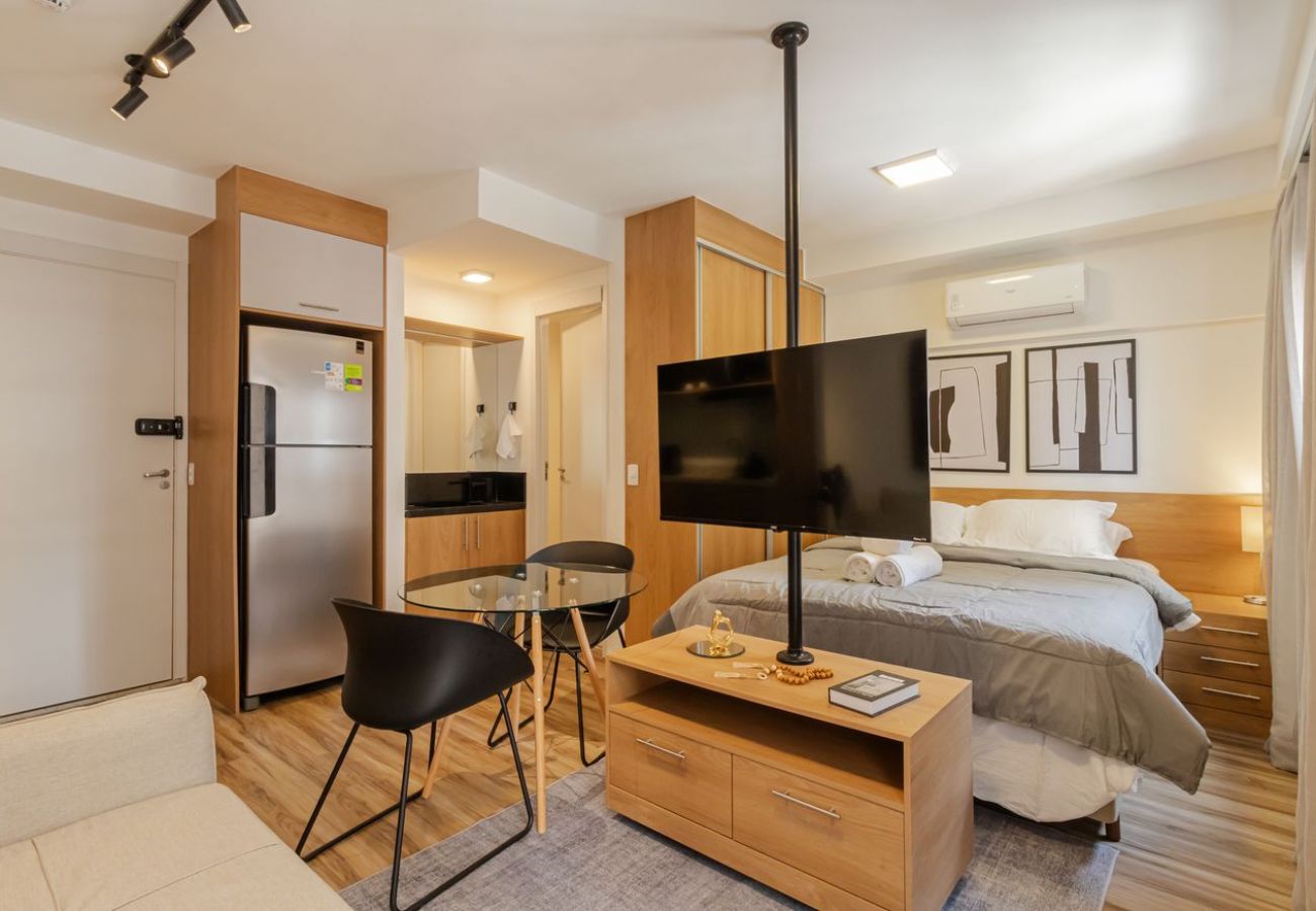 Estúdio em São Paulo - Studio com Varanda ao lado do metrô em Pinheiros