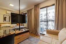 Estúdio em São Paulo - Studio com Varanda ao lado do metrô em Pinheiros