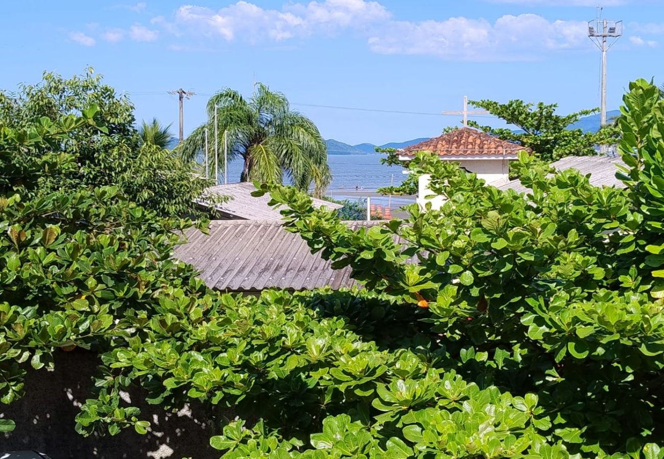 Casa em Bertioga - Casa para 15 com Churrasqueira e Ar a 35m da Praia
