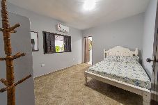 Casa em Bertioga - Casa para 15 com Churrasqueira e Ar a 35m da Praia