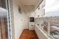 Apartamento em Praia Grande - Apartamento Beira Mar com Varanda e Churrasqueira