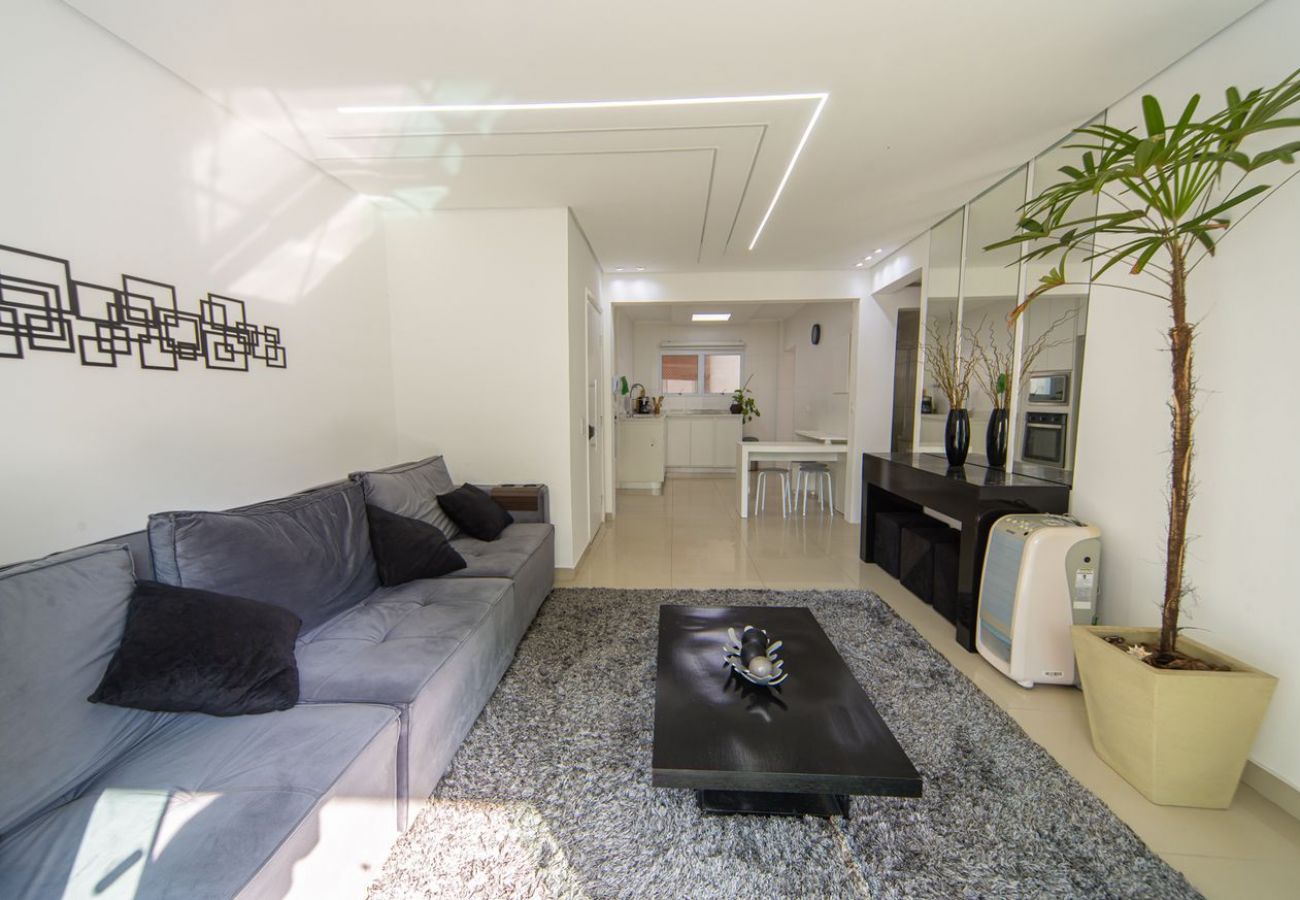 Apartamento em Guarujá -  Apto com 2 vagas e Churrasqueira a 400m da Praia