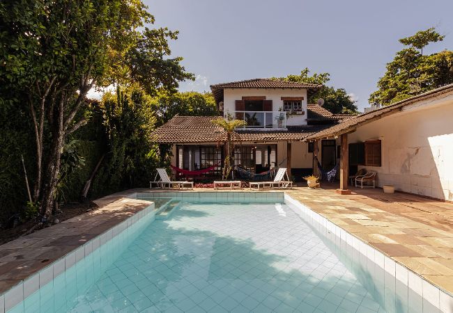 Casa em Guarujá - Casa Pet Friendly com Piscina Aquecida na Enseada