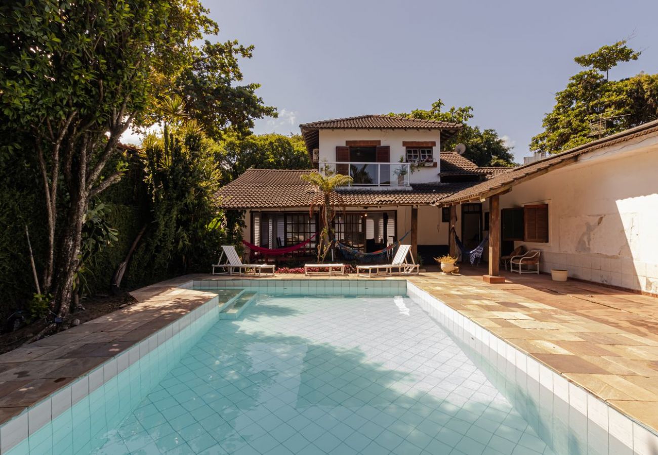 Casa em Guarujá - Casa Pet Friendly com Piscina Aquecida na Enseada